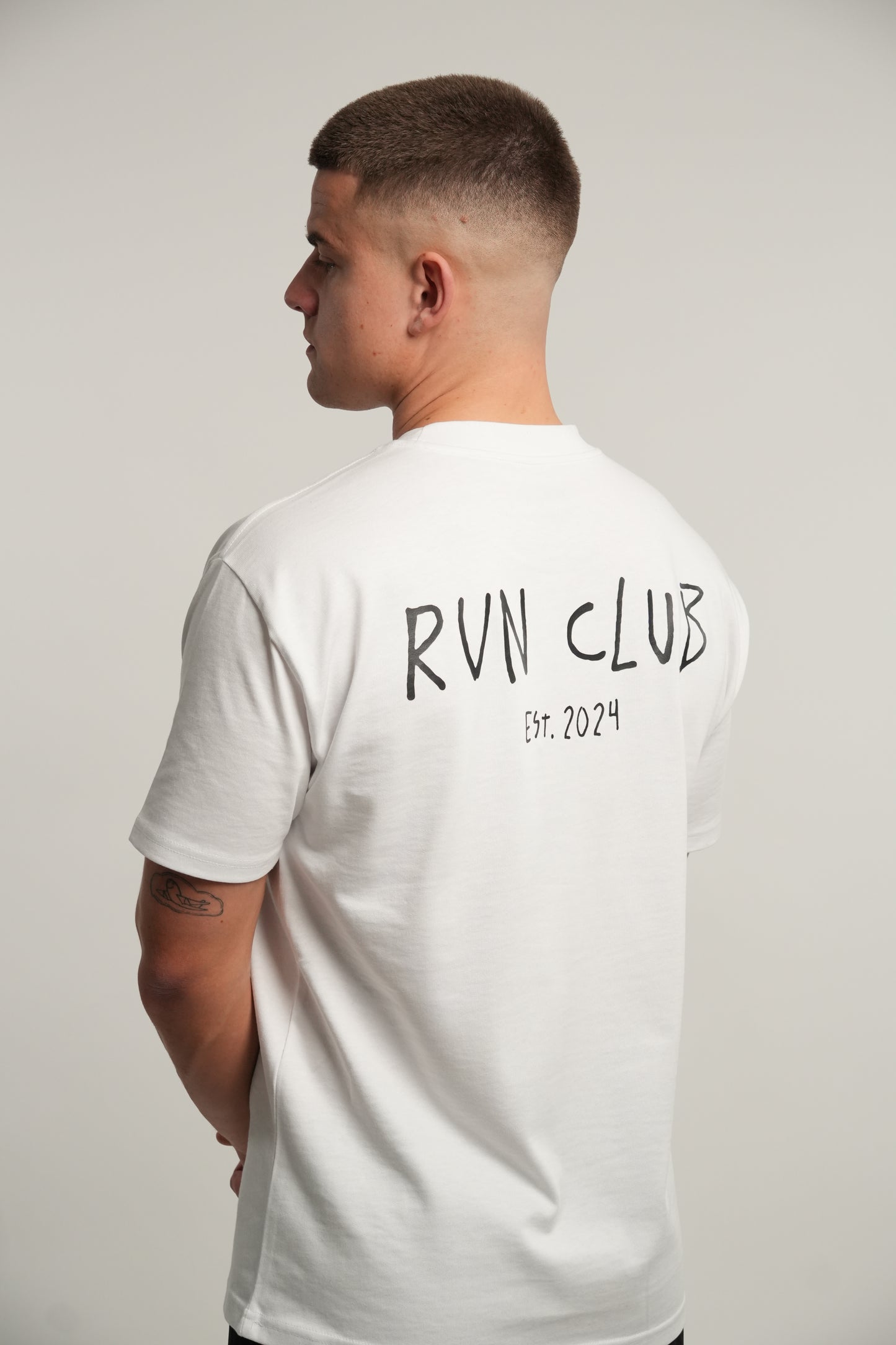 ARCH LIFESTYLE CLASSIC RUN CLUB TEE - WHITE