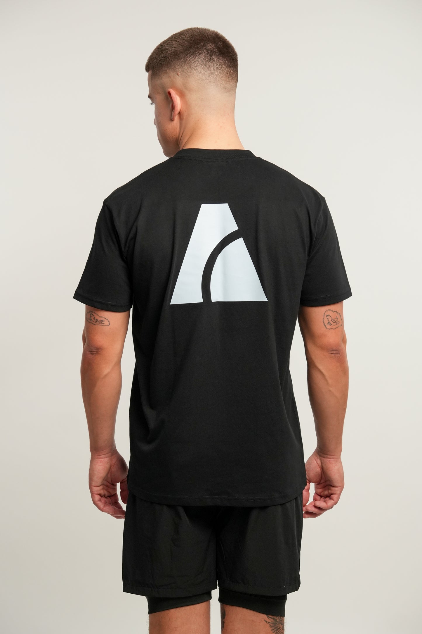ARCH LIFESTYLE ESSENTIAL LOGO TEE - BLACK